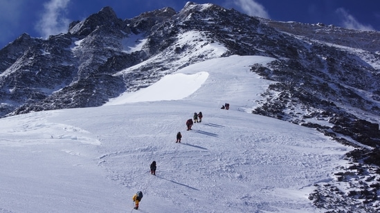 ITBP's images of jawans scaling the Himalayas have gone viral.(Twitter/@ITBP_official) ITBP's images of jawans scaling the Himalayas have gone viral.(Twitter/@ITBP_official)