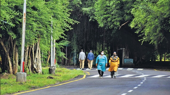 Two women take a walk on SPPU campus on Saturday evening. (Kalpesh Nukte/HT PHOTO) Two women take a walk on SPPU campus on Saturday evening. (Kalpesh Nukte/HT PHOTO)