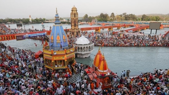 Devotees gather for evening prayer on the banks of the Ganges river during Kumbh Mela in Haridwar.(HT_PRINT) Devotees gather for evening prayer on the banks of the Ganges river during Kumbh Mela in Haridwar.(HT_PRINT)