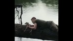 Soldier saves a drowning fawn(Twitter/@buitengebieden_) Soldier saves a drowning fawn(Twitter/@buitengebieden_)