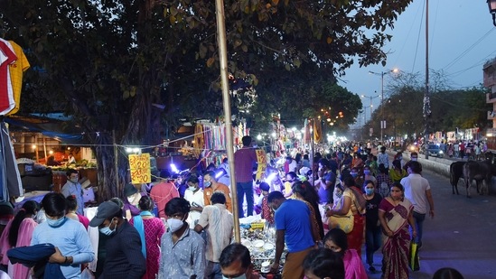 A rush of shoppers at a weekly market in Delhi on Wednesday, (Photo by Amal KS/ Hindustan Times) A rush of shoppers at a weekly market in Delhi on Wednesday, (Photo by Amal KS/ Hindustan Times)