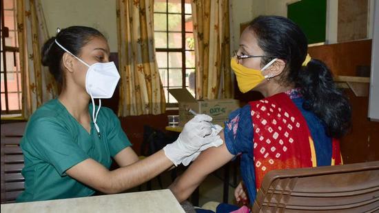 A medic administers a Covid vaccine dose to a woman in Ludhiana on Monday. (Harsimar Pal Singh/HT)