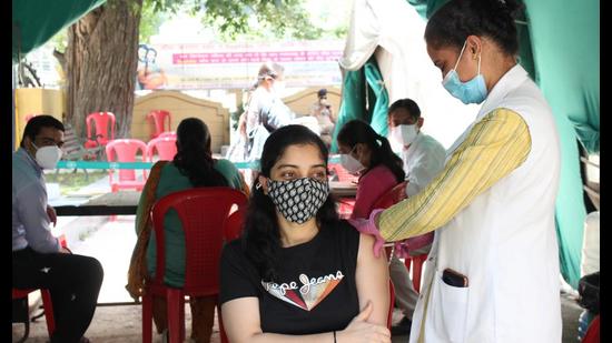 A health worker administers vaccine to a woman in Kullu on Monday. (Aqil Khan /HT) A health worker administers vaccine to a woman in Kullu on Monday. (Aqil Khan /HT)