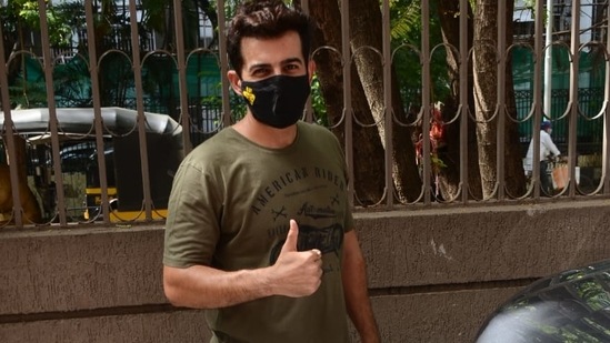 Jay Bhanushali flashes a thumbs up sign when spotted by paparazzi in Mumbai.(Varinder Chawla)
