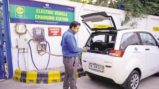 Last year, the Delhi government launched the EV policy which aims to ensure that in five years, 25% of all vehicles registered in national capital are e-vehicles.(Pradeep Gaur/ Mint)