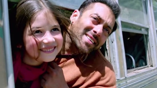 Salman Khan and Harshaali Malhotra in a still from Kabir Khan's Bajrangi Bhaijaan.