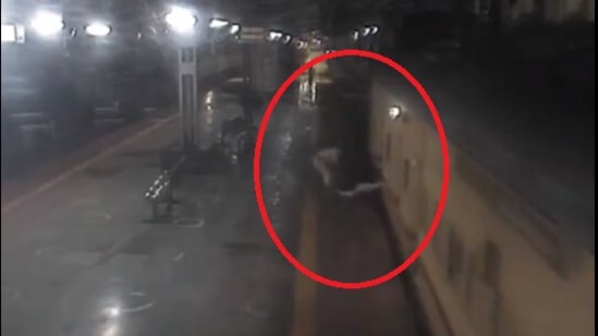 Man trying to board moving train slips, cop and train guard save his ...