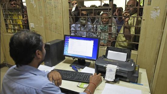 A long queue of applicants at a Regional Transport Office (RTO) (Sanchit Khanna/HT PHOTO) A long queue of applicants at a Regional Transport Office (RTO) (Sanchit Khanna/HT PHOTO)