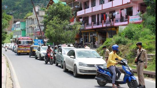 Himachal recorded 321 cases on Tuesday, taking the state’s tally to 1,99,197, while the death toll mounted to 3,394 after 12 more patients succumbed to the contagion. (Aqil Khan/HT) Himachal recorded 321 cases on Tuesday, taking the state’s tally to 1,99,197, while the death toll mounted to 3,394 after 12 more patients succumbed to the contagion. (Aqil Khan/HT)