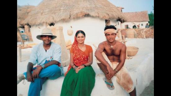 Director Ashutosh Gowariker with Gracy Singh and Aamir Khan during the shoot of Lagaan (2001). Director Ashutosh Gowariker with Gracy Singh and Aamir Khan during the shoot of Lagaan (2001).