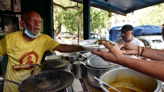 Gaurav Wasan shot a video showing the "Baba ka Dhaba" owner, Kanta Prasad, talking in tears about the loss of his business amid the coronavirus pandemic.(Sanjeev Verma/HT Photo)