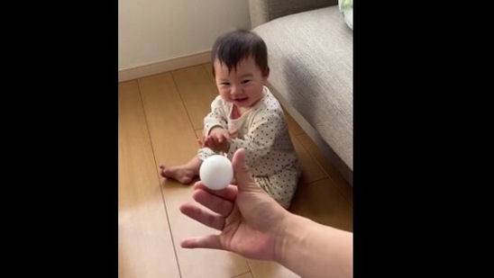 The image shows the gleeful baby after seeing the magic trick.(Reddit)