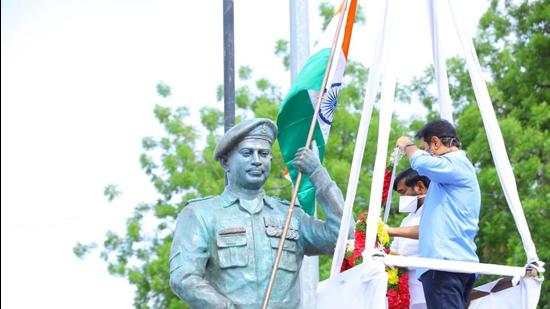 Telangana town pays glowing tributes to Galwan hero, 10-ft bronze statue unveiled Telangana town pays glowing tributes to Galwan hero, 10-ft bronze statue unveiled