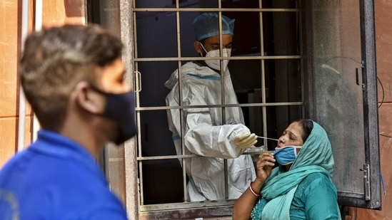 The capital city of Mumbai saw 572 new cases and 14 more fatalities on Tuesday.(Biplov Bhuyan/HT PHOTO) The capital city of Mumbai saw 572 new cases and 14 more fatalities on Tuesday.(Biplov Bhuyan/HT PHOTO)