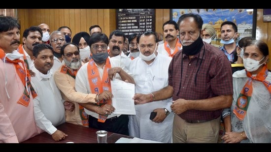 BJP leaders handing over a memorandum to mayor Balkar Sandhu at the civic body’s Zone-A office in Ludhiana on Tuesday. (Gurpreet Singh/HT)