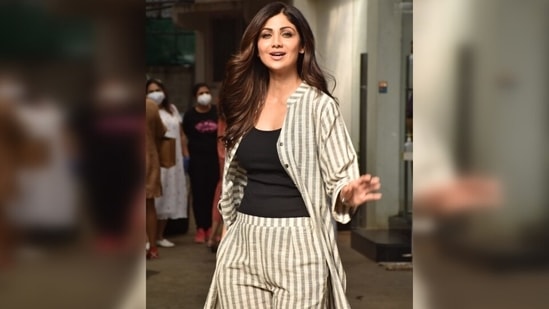 The actor did not close the buttons on her knee-length shirt, giving a glimpse of the black bodysuit she wore underneath the attire. The Mandarin collars of the top gave a chic touch. (Varinder Chawla)