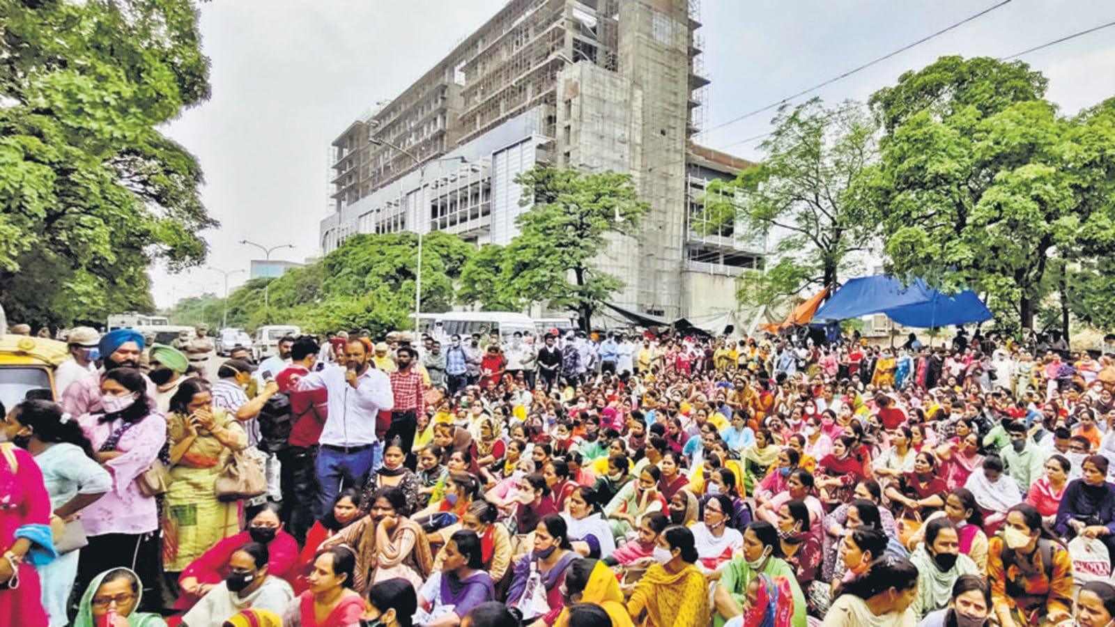 Contractual teachers seize control of PSEB, edu dept offices in Mohali - Hindustan Times