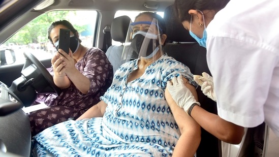 Despite having a much higher population density than many other cities, Mumbai has seen significantly lower mortality rates. In picture - Beneficiaries get inoculated against Covid-19 at a drive-in vaccination centre at Ghatkopar Police Ground in Mumbai. (HT Photo )