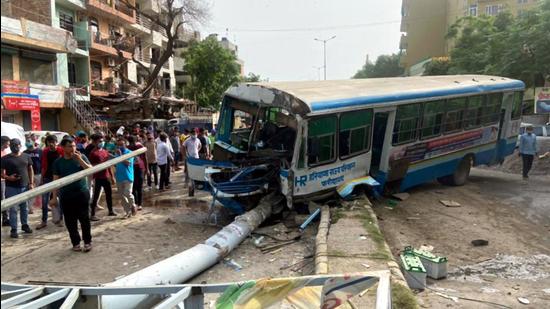 Two persons on a motorcycle and an autorickshaw driver were also injured in the incident. (Parveen Kumar/HT Photo) Two persons on a motorcycle and an autorickshaw driver were also injured in the incident. (Parveen Kumar/HT Photo)