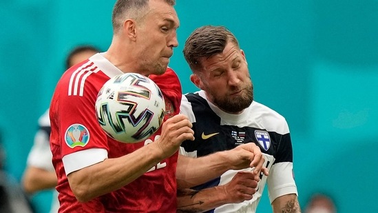 Finland's defender Joona Toivio (R) and Russia's forward Artem Dzyuba(AFP)