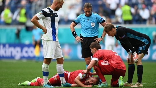 Russia's midfielder Dmitriy Barinov injured(AFP)