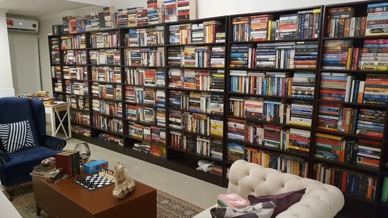 The image of the library with over 4,000 books was shared by Author Awais Khan.(Twitter/@AwaisKhanAuthor)