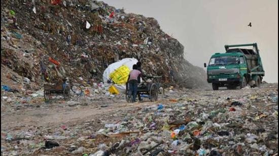 A report by the Indian Institute of Technology, Roorkee, in August last year, had stated that at the time the plant was working at only 10% of its 500 metric tonne (MT) capacity. MC commissioner KK Yadav said that even after the takeover, the plant was processing only 70MT waste. The city produces nearly 450MT of solid waste per day. (HT File Photo)