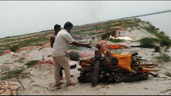 The Prayagraj Municipal Corporation has taken up the responsibility of cremating all such bodies which get exposed due to soil erosion. (HT PHOTO.) The Prayagraj Municipal Corporation has taken up the responsibility of cremating all such bodies which get exposed due to soil erosion. (HT PHOTO.)