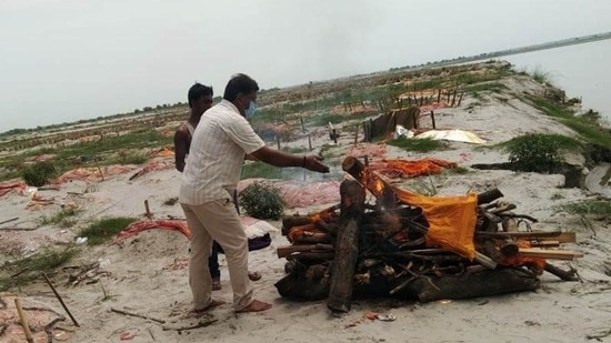 The Prayagraj administration decided to cremate the bodies to prevent them from floating downstream. (HT PHOTO.) (HT_PRINT) The Prayagraj administration decided to cremate the bodies to prevent them from floating downstream. (HT PHOTO.) (HT_PRINT)