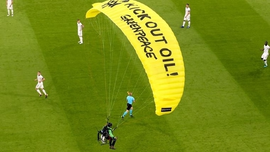 Greenpeace member used a powered paraglider with a motor attached to his back to land on the pitch.(TWITTER)