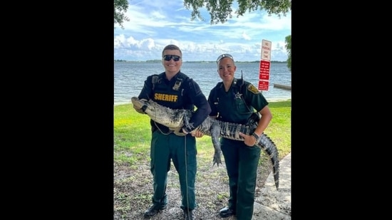 A picture of the two cops along with the alligator(Twitter/@PolkCoSheriff)