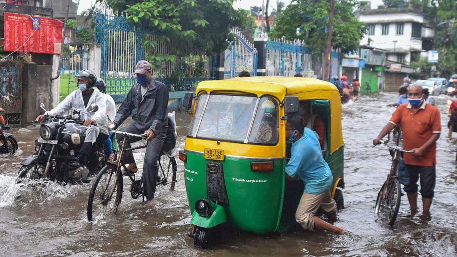 kolkata-waterlogged-due-to-overnight-heavy-rains-kolkata-hindustan