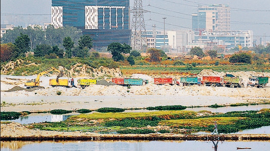 Sand mining at the bank of the Yamuna. (Representational image/HT Archive)