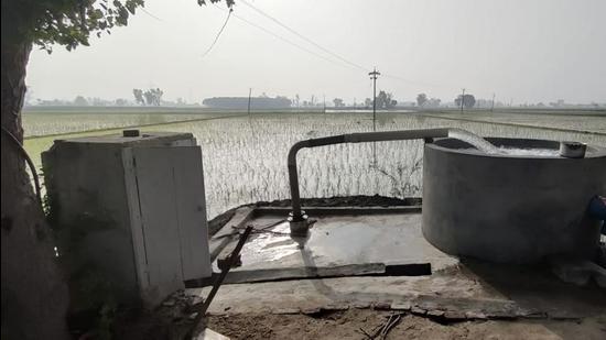 Already in the dark zone due to over-exploitation of groundwater, these villages continue to depend on tubewells for irrigation. Adding to their woes is the fact that the government has stopped issuing new tubewell connections here due to the dark zone tag. (HT FILE)