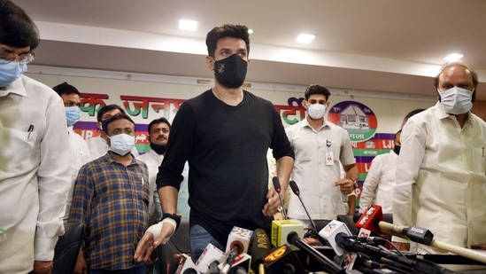 Lok Janshakti Party leader Chirag Paswan addresses a press conference at his residence 12, Janpath in New Delhi, on Wednesday.(Arvind Yadav/HT Photo) Lok Janshakti Party leader Chirag Paswan addresses a press conference at his residence 12, Janpath in New Delhi, on Wednesday.(Arvind Yadav/HT Photo)