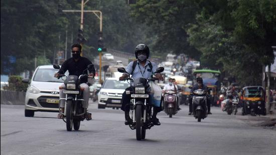 Bikers on Ganeshkhind road near Central mall in Pune. (HT PHOTO) Bikers on Ganeshkhind road near Central mall in Pune. (HT PHOTO)