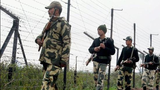Border Security Force (BSF) soldiers patrol the border fence with Pakistan in Punjab. (HT FILE PHOTO) Border Security Force (BSF) soldiers patrol the border fence with Pakistan in Punjab. (HT FILE PHOTO)
