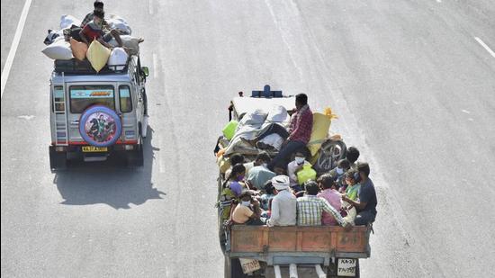 Migrant workers leave the city, hours before the lockdown in Bengaluru on May 9, 2021. (File photo) Migrant workers leave the city, hours before the lockdown in Bengaluru on May 9, 2021. (File photo)