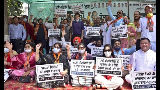 BJP leaders and workers protesting outside the MC’s Zone-D office in Ludhiana on Thursday. (Gurpreet Singh/HT)