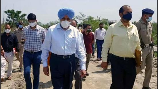Former judge of Punjab and Haryana High Court Justice Jasbir Singh (in blue turban) during a visit of the NGT panel headed by him to Una district to probe illegal mining in Swan river. (HT PHOTO)