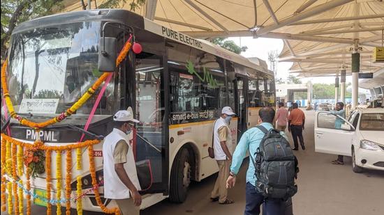 Smart e-bus started plying from Pune Airport to various destinations in Pune. (Shankar Narayan/HT PHOTO) Smart e-bus started plying from Pune Airport to various destinations in Pune. (Shankar Narayan/HT PHOTO)