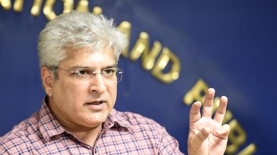 Kailash Gahlot said Delhi is in a “peculiar situation” compared to other states because certain sections of the Centre’s proposed scrapping policy will not apply to the Capital, owing to orders by the apex court and the NGT.(Arvind Yadav/HT PHOTO)