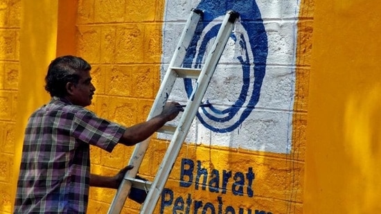 Bharat Petroleum Corp. Ltd (BPCL) leads the largest dividend-paying companies for fiscal year 2021 with a dividend of <span class='webrupee'>₹</span>8,759.71 crore to the government(REUTERS) Bharat Petroleum Corp. Ltd (BPCL) leads the largest dividend-paying companies for fiscal year 2021 with a dividend of <span class='webrupee'>₹</span>8,759.71 crore to the government(REUTERS)
