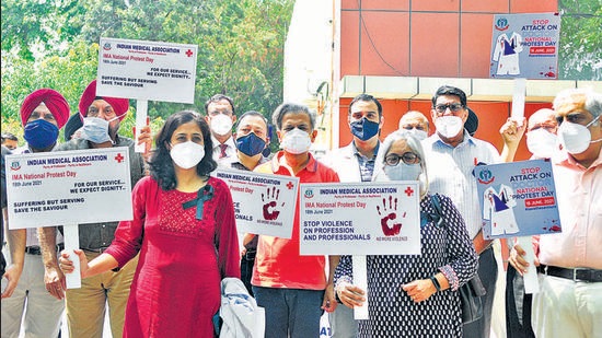 IMA, the apex medical body, had asked all its state and local branches across the country to observe a protest on Friday by wearing black badges, masks, ribbons, and by running an awareness campaign against violence on healthcare staff. (Ravi Kumar/HT)