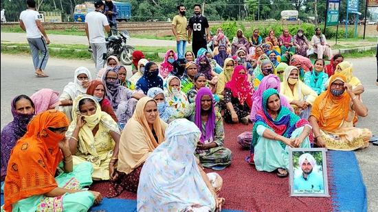 The victim’s mother said that a fortnight had passed but the police were yet to arrest the accused — Khanna police control room in-charge inspector Davinder Singh, her daughter-in-law, a constable at same control room, and two of her relatives (HT Photo)