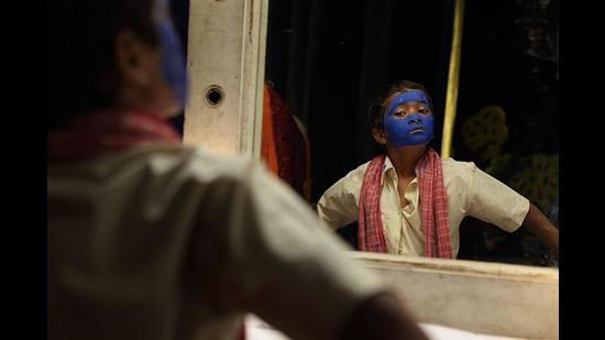 Oonga (played by Raju Singh in the film) becomes obsessed with local stagings of the Ramayana. If good is destined to win against evil, he reasons, couldn’t he harness it and save his village from losing land to industrialisation and lives to the conflict between Naxals and government forces? Oonga (played by Raju Singh in the film) becomes obsessed with local stagings of the Ramayana. If good is destined to win against evil, he reasons, couldn’t he harness it and save his village from losing land to industrialisation and lives to the conflict between Naxals and government forces?
