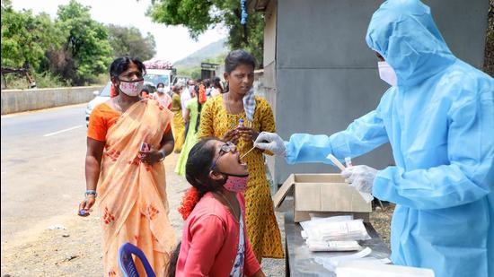 A medic takes swab samples for Covid-19 test of people entering Tamil Nadu from Andhra Pradesh. (File photo)