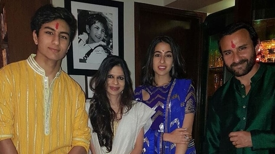 Sara Ali Khan poses with her brother Ibrahim Ali Khan, father Saif Ali Khan, and aunt Saba Ali Khan.