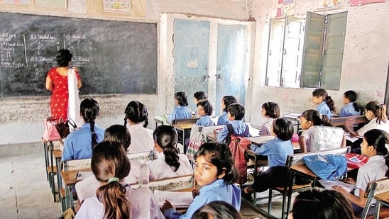 Punjab: School teachers continue stir, meet education minister(Hindustan Times Media)