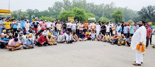 Ludhiana, India –June 18, 2021: Kin of suicide victim staged a protest and blocked road in Machhiwara seeking arrest of the accused in Ludhiana on Friday, June 18, 2021. (Photo Hindustan Times)